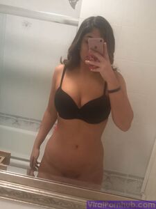 GORGEOUS INDIAN NRI BABE SELFSHOT PICS LEAKED