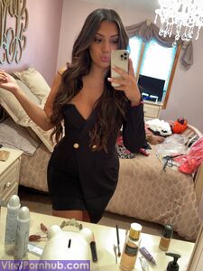 GORGEOUS INDIAN NRI BABE SELFSHOT PICS LEAKED