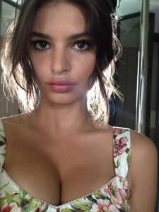 Emily Ratajkowski Nude Pics